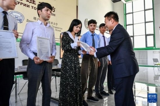 7月3日，在塔吉克斯坦首都杜尚別，天津城市建設管理職業(yè)技術學院的負責人為魯班工坊赴華留學生頒發(fā)錄取通知書。新華社記者 曹陽 攝