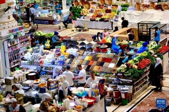 這是6月13日在塔吉克斯坦首都杜尚別拍攝的大巴扎內(nèi)景。新華社記者 鄭開君 攝