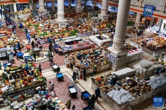 這是6月27日在塔吉克斯坦首都杜尚別拍攝的大巴扎內(nèi)景。新華社記者 曹陽 攝