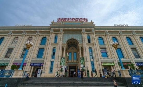 這是7月1日在塔吉克斯坦首都杜尚別拍攝的大巴扎外景。新華社記者 周荻瀟 攝