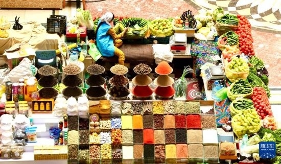 這是7月3日在塔吉克斯坦首都杜尚別拍攝的大巴扎內(nèi)景。新華社記者 姚大偉 攝