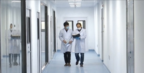 中國科學院贛江創(chuàng)新研究院科研人員在交流。（贛州市贛縣區(qū)融媒體中心供圖）