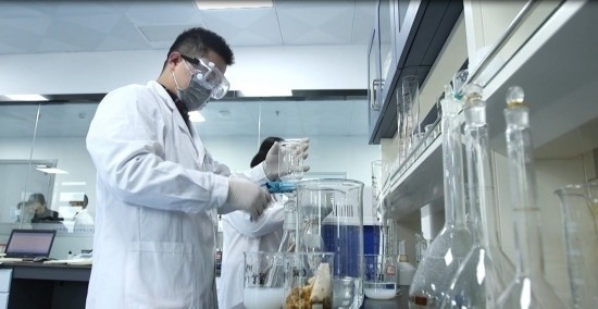 中國科學院贛江創(chuàng)新研究院科研人員在做實驗。