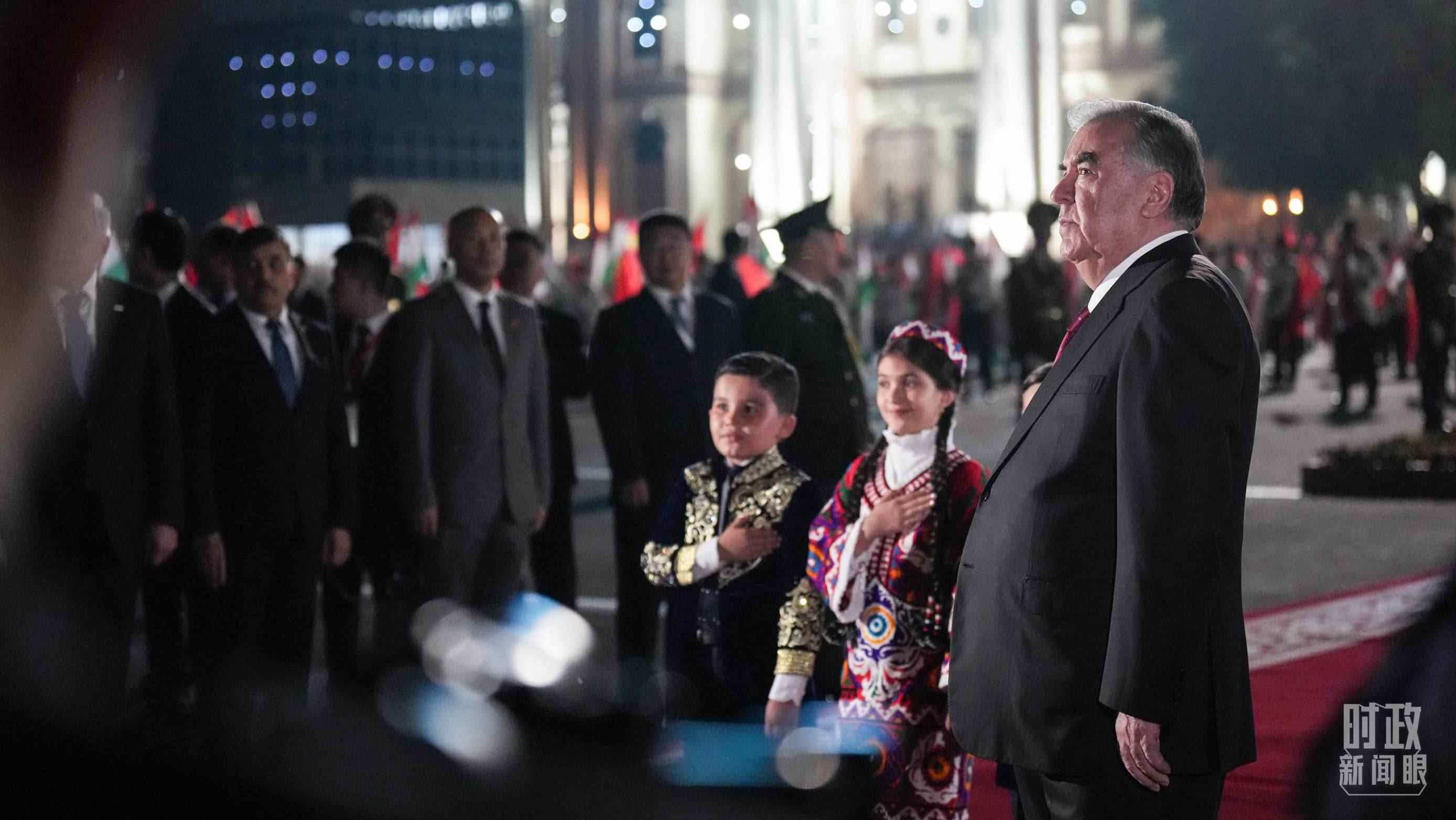 △拉赫蒙總統(tǒng)在機場迎接習主席。（總臺記者李晉拍攝）