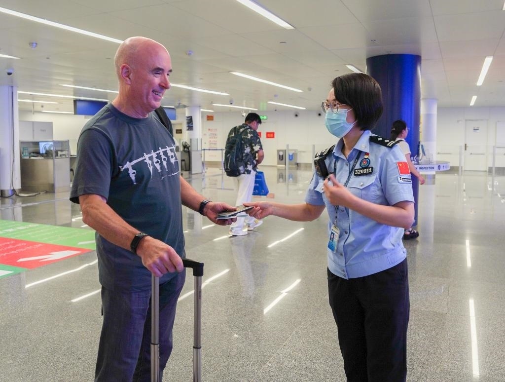  7月2日，南寧邊檢站移民管理警察引導(dǎo)外籍旅客有序通關(guān)。（南寧邊檢站供圖）