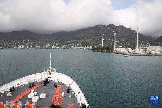7月5日，中國海軍“和平方舟”號醫(yī)院船抵達塞舌爾維多利亞新港碼頭。新華社發(fā)（劉志磊 攝）