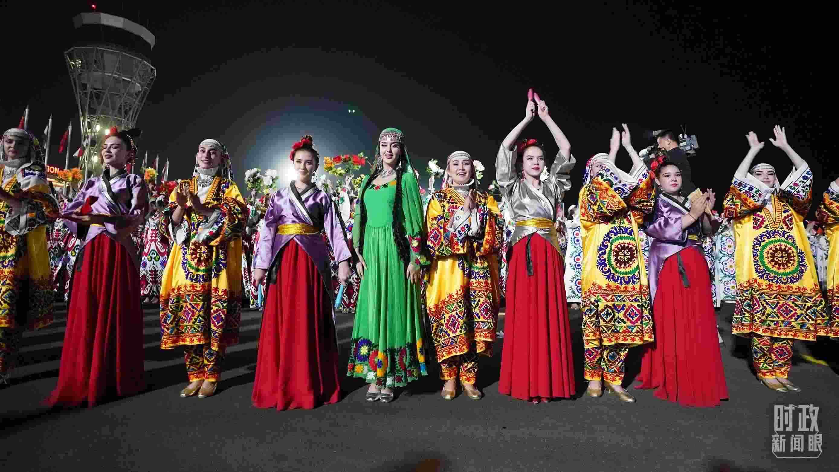 △迎賓儀式上身著民族盛裝的塔吉克斯坦青年。（總臺記者李晉拍攝）