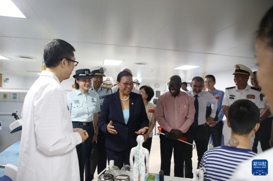 7月5日，塞舌爾衛(wèi)生部長維多在中國海軍“和平方舟”號醫(yī)院船上參觀中醫(yī)診室。新華社發(fā)（劉志磊 攝）