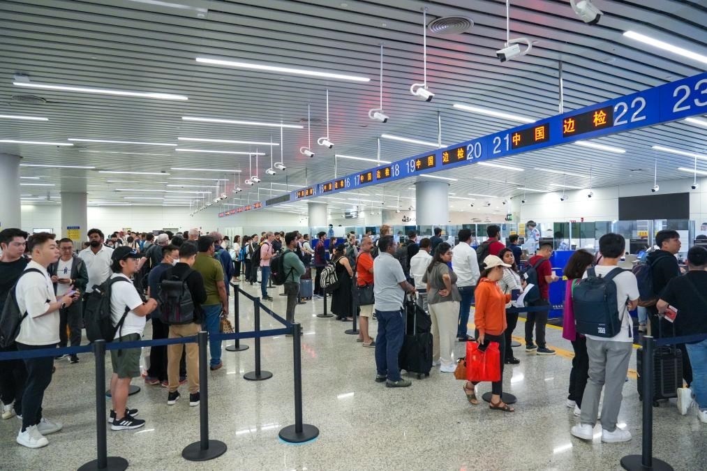 7月4日，白云邊檢站旅客通關(guān)現(xiàn)場。（白云邊檢站供圖）