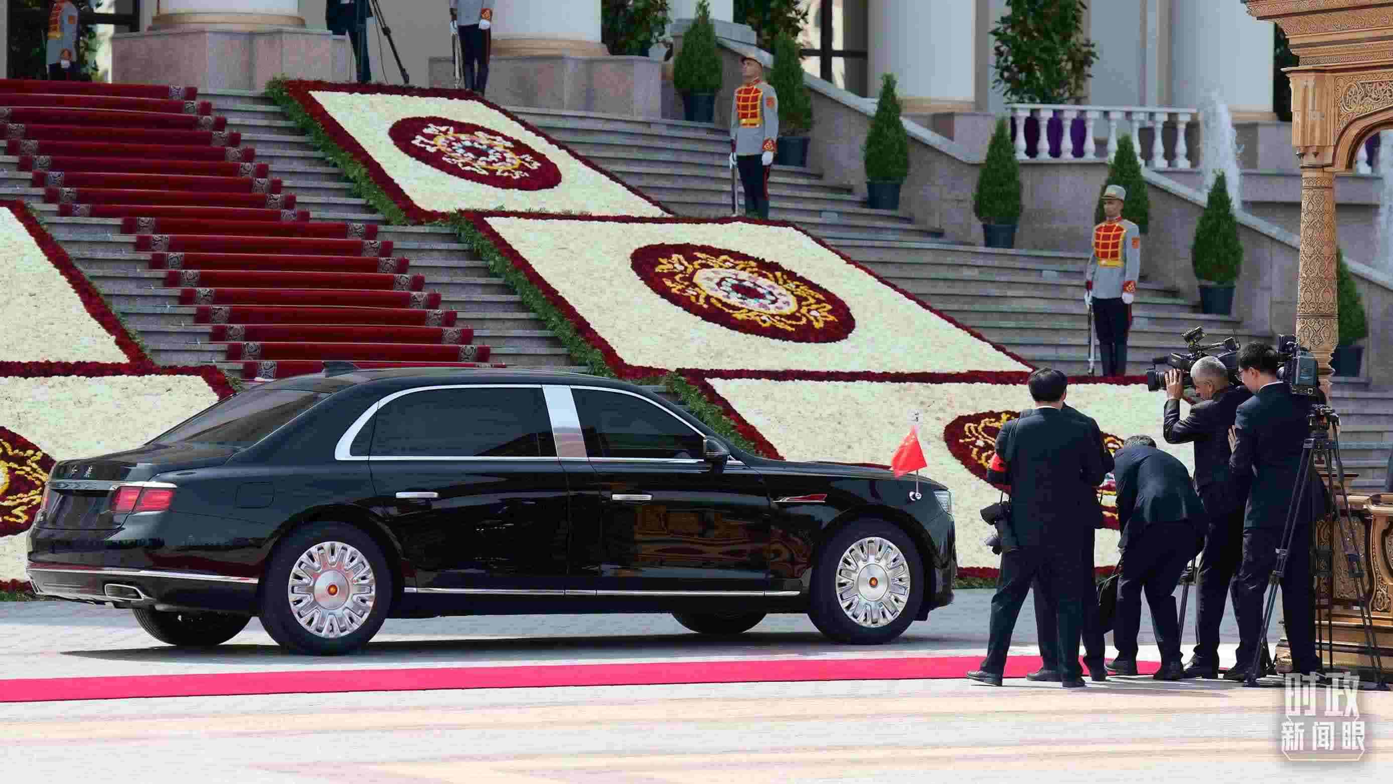 △習主席乘坐的紅旗車抵達塔總統(tǒng)府。（總臺記者李晉拍攝）