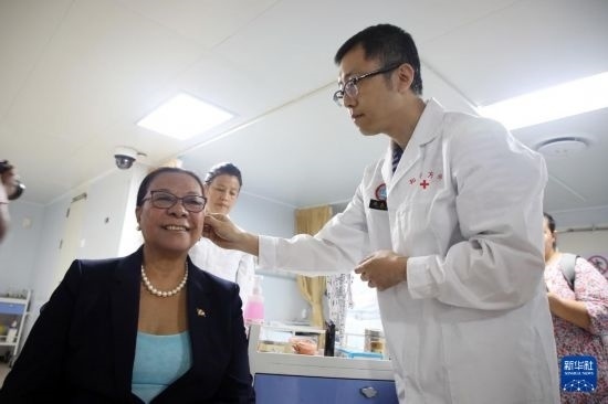 7月5日，塞舌爾衛(wèi)生部長維多在中國海軍“和平方舟”號醫(yī)院船上體驗中醫(yī)。新華社發(fā)（劉志磊 攝）