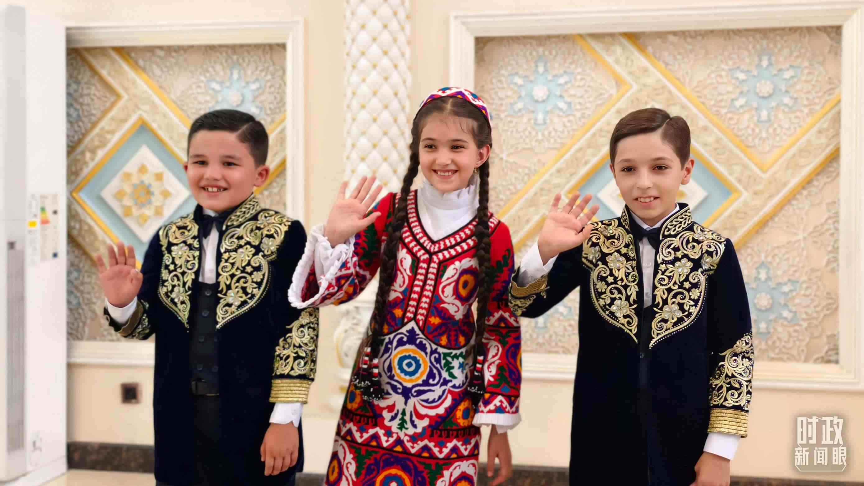 △在機場迎接習主席的塔吉克斯坦少年。（總臺央視記者韓銳拍攝）