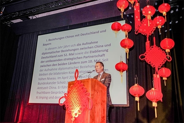 圖為郭方領(lǐng)事在致辭。（駐慕尼黑總領(lǐng)館提供）