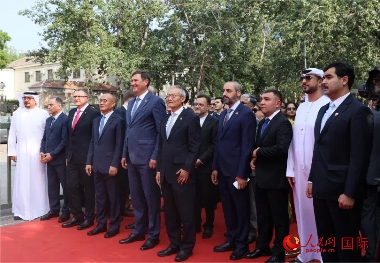 上合組織秘書長(zhǎng)及成員國(guó)駐華使節(jié)參加活動(dòng)。人民網(wǎng) 俄布拉依·對(duì)山攝