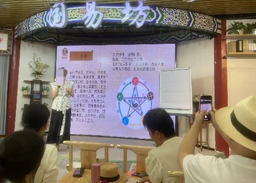 葉姓講師為學(xué)員講“相”。人民網(wǎng) 劉文邦攝