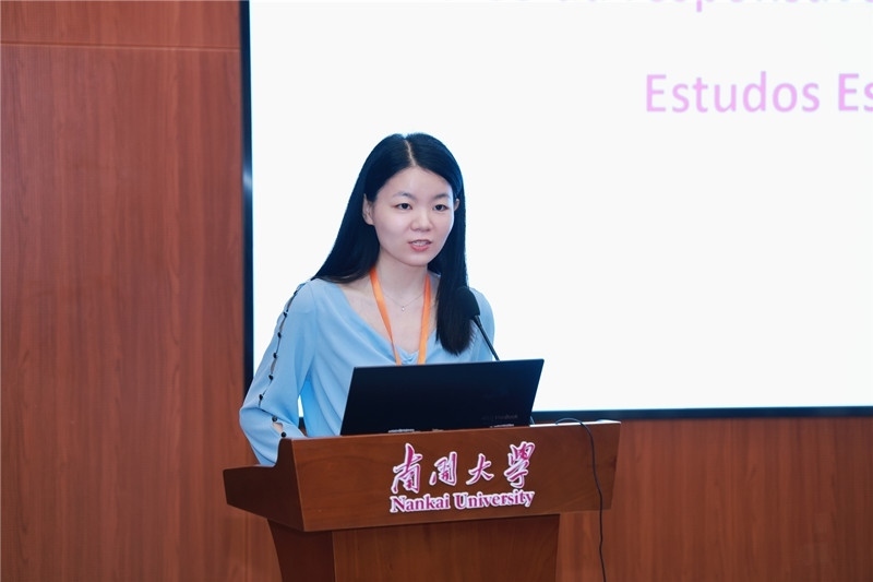 南開(kāi)大學(xué)外國(guó)語(yǔ)學(xué)院葡語(yǔ)系負(fù)責(zé)人胡婧致閉幕詞。南開(kāi)大學(xué)供圖