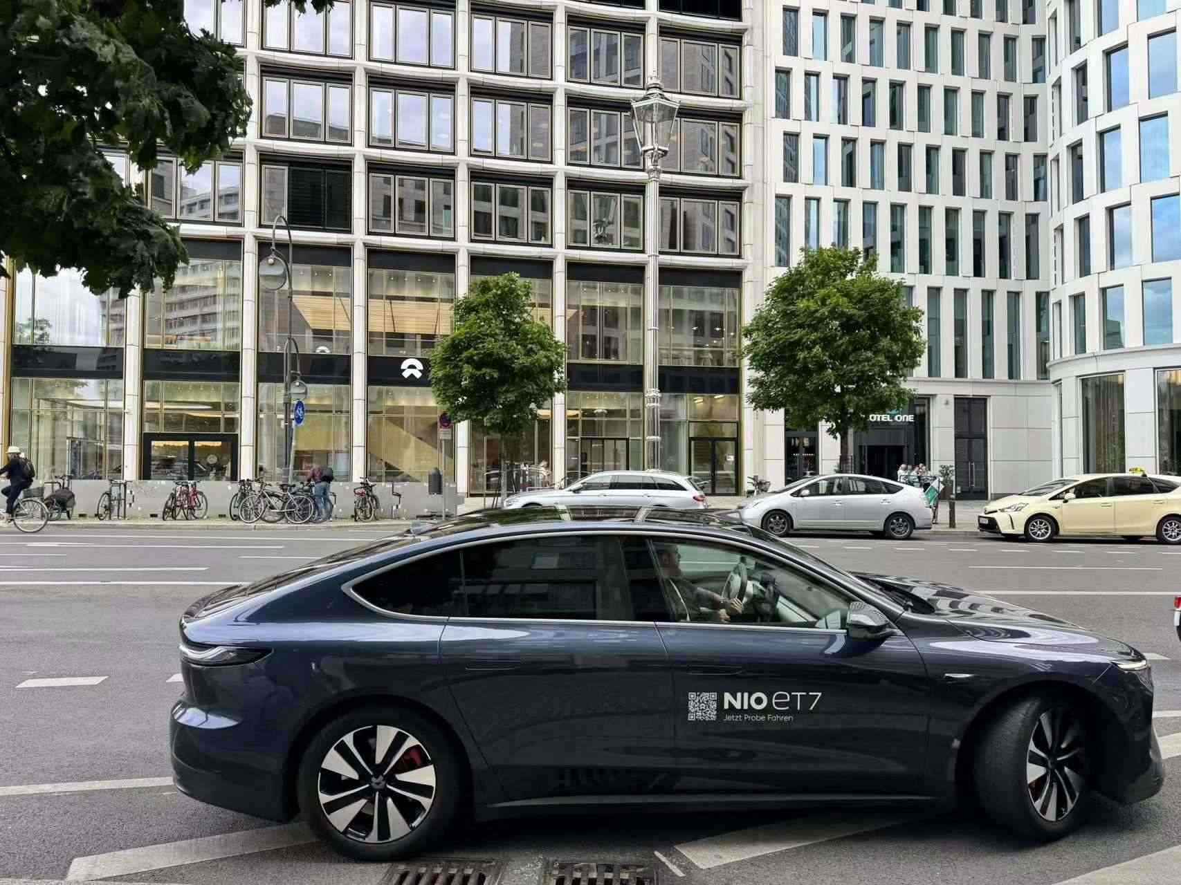 消費(fèi)者在蔚來(lái)柏林智能駕駛中心前試駕電動(dòng)汽車。 人民網(wǎng)記者 李強(qiáng)攝