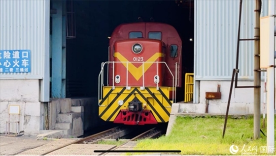 通鋼產(chǎn)品通過鐵路運輸出場。人民網(wǎng) 謝瑩攝