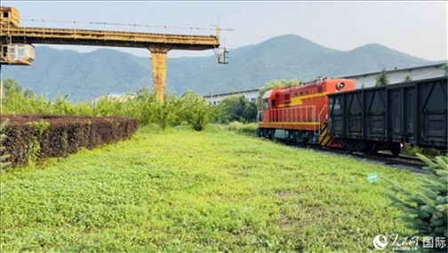 通鋼產(chǎn)品通過鐵路運輸出場。人民網(wǎng) 謝瑩攝