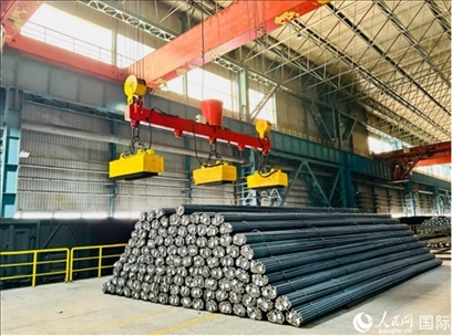 通鋼產(chǎn)品正在裝車。人民網(wǎng) 謝瑩攝