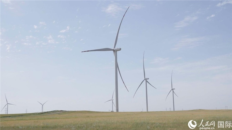 阿克莫拉州風(fēng)電項(xiàng)目群風(fēng)機(jī)。 人民網(wǎng)記者 葛泰佚攝