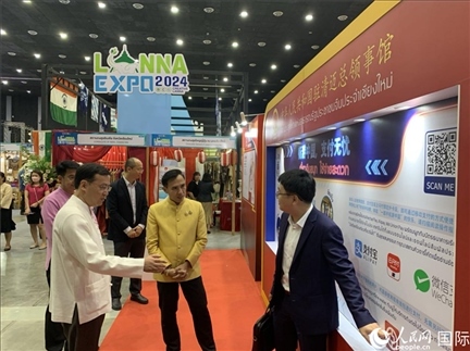 7月9日，中國駐清邁總領(lǐng)事陳海平與清邁副府尹威拉蓬等共同參觀以“暢游中國、支付無憂”為主題的中國展位。人民網(wǎng)記者章念生攝