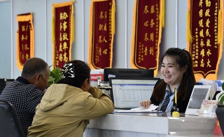 2024年3月25日，北京市大興區(qū)龐各莊鎮(zhèn)政務(wù)服務(wù)中心的工作人員耐心為群眾解答問(wèn)題。大興區(qū)龐各莊鎮(zhèn)政務(wù)服務(wù)中心用“最多跑一次”的工作理念為企業(yè)和群眾提供了便利化、精準(zhǔn)化、個(gè)性化的衍生服務(wù)。新華社記者 李欣 攝