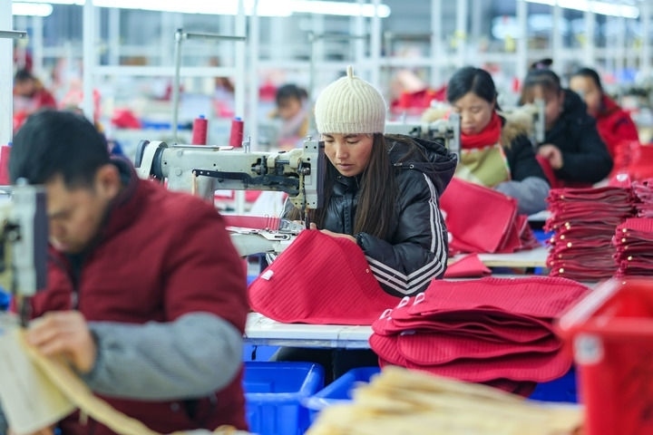 2024年1月18日，社區(qū)居民在紅安社區(qū)的鄉(xiāng)村振興就業(yè)車間工作。紅安社區(qū)是由易地搬遷安置區(qū)單獨(dú)成立的新社區(qū)，位于湖南省湘西土家族苗族自治州鳳凰縣禾庫(kù)鎮(zhèn)。新華社記者 張鋮 攝