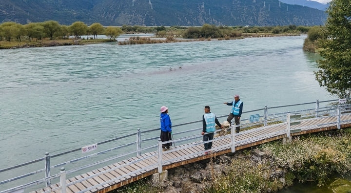 西藏雅尼國(guó)家濕地公園管護(hù)員在巡護(hù)途中小憩（無(wú)人機(jī)照片，2023年9月8日攝）。新華社記者 丁增尼達(dá) 攝