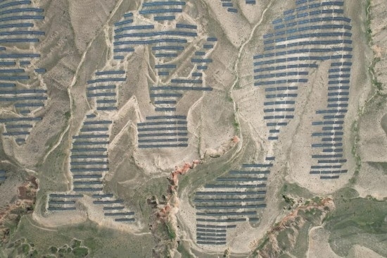 通渭縣10萬千瓦集中式光伏發(fā)電項目。新華社記者 張睿 攝