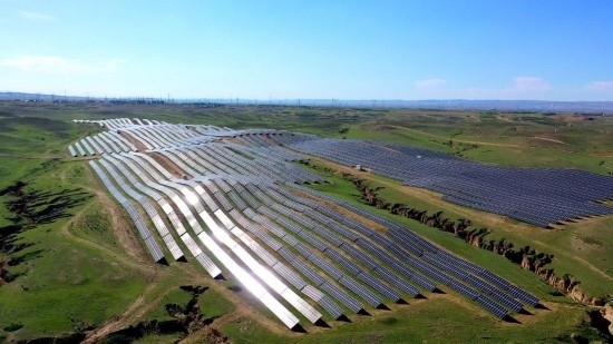 紅寺堡區(qū)發(fā)展光伏產(chǎn)業(yè)。新華社發(fā)（康國慶 攝）