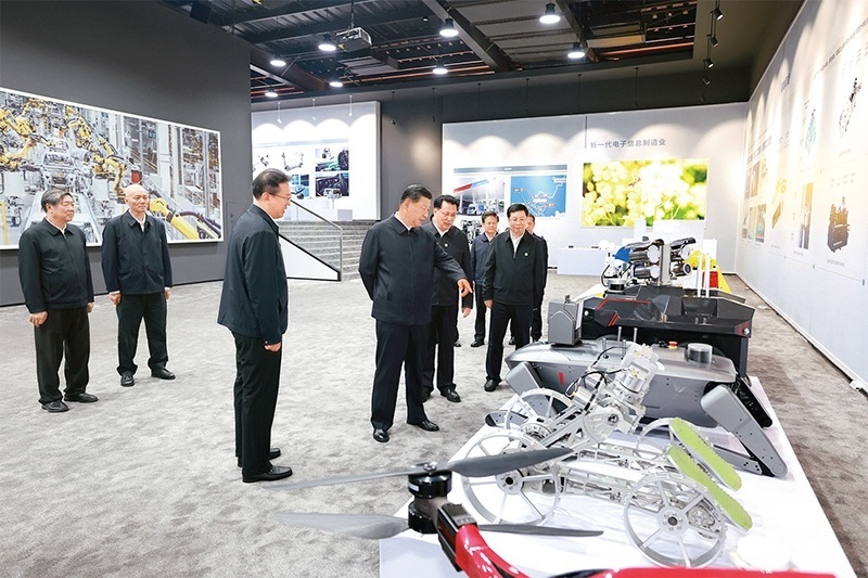 2024年4月22日至24日，中共中央總書記、國家主席、中央軍委主席習(xí)近平在重慶考察。這是22日下午，習(xí)近平參觀重慶科技創(chuàng)新和產(chǎn)業(yè)發(fā)展成果展示。 新華社記者 王曄/攝