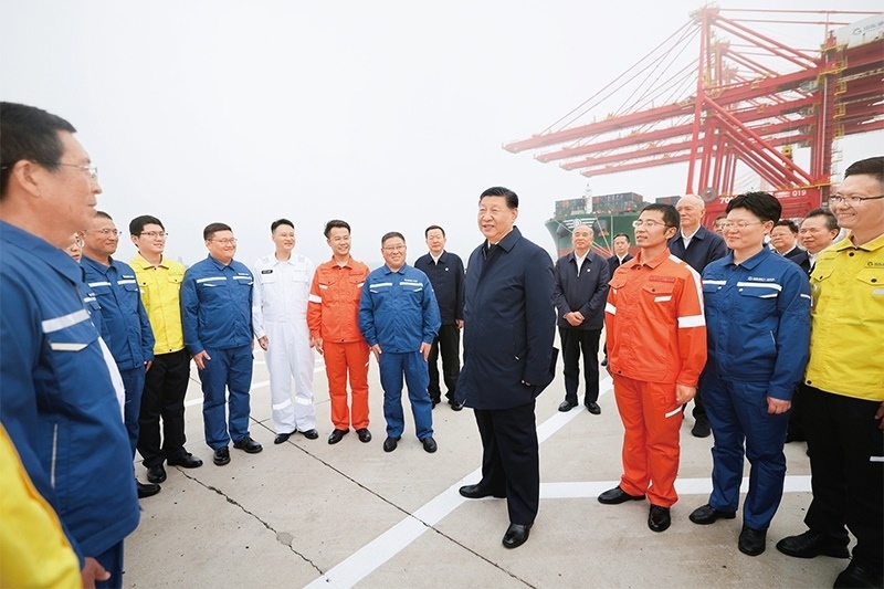2024年5月22日至24日，中共中央總書記、國家主席、中央軍委主席習(xí)近平在山東考察。這是22日下午，習(xí)近平在日照港親切慰問港口科技工作者、運營人員、航運人員。 新華社記者 鞠鵬/攝