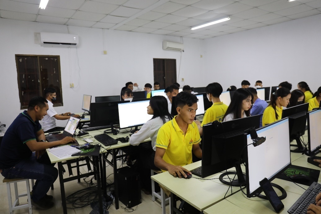 圖為西哈努克港工商學(xué)院的學(xué)生正在上課。西港特區(qū)公司供圖