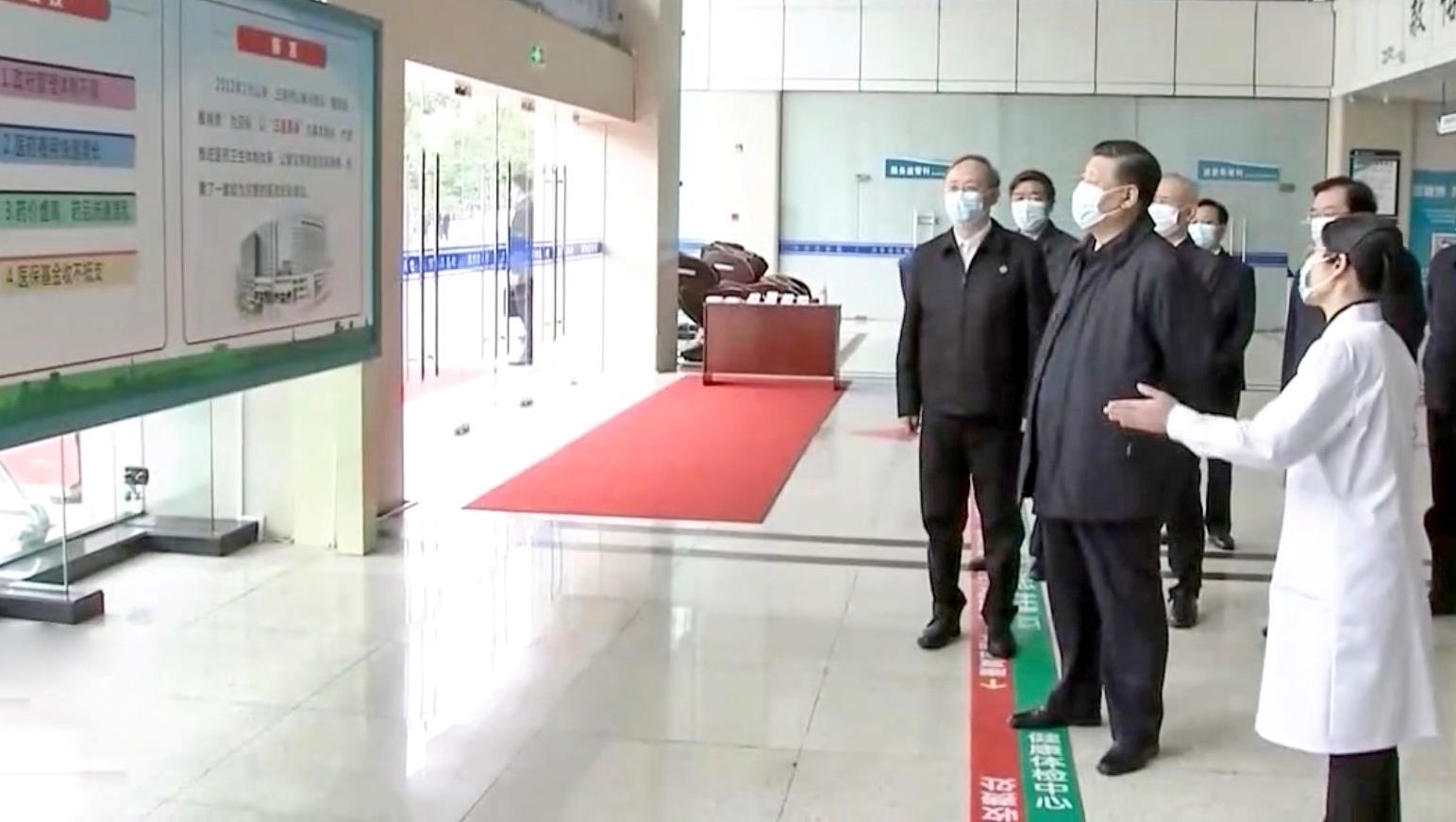 △2021年3月23日，習近平總書記在福建三明沙縣總醫(yī)院住院樓一層大廳，聽取醫(yī)改情況介紹。