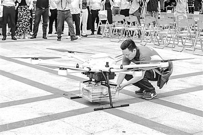 郵政工作人員取出無人機(jī)配送的高考錄取通知書。華南理工大學(xué)供圖