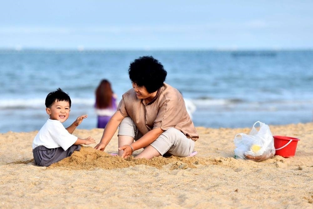 △山東日照陽光海岸綠道沙灘一角。近年來，日照還海于民、還景于民，在保留松林、沙灘、礁石和濕地資源的基礎上，修復整治生態(tài)岸線，打造出一條長約28公里的陽光海岸綠道，吸引眾多市民游客度假休閑。