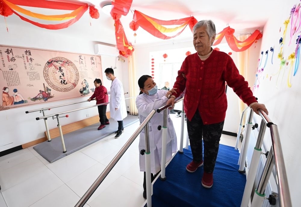 在河北省香河縣安平鎮(zhèn)運河新村醫(yī)養(yǎng)中心，老年人在進(jìn)行康復(fù)訓(xùn)練（2024年2月29日攝）。新華社記者 王曉 攝