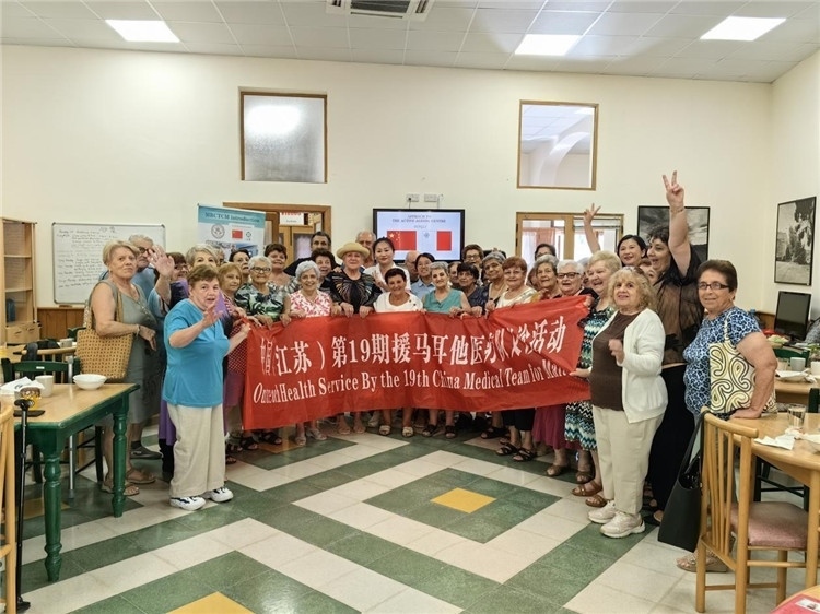 醫(yī)療隊(duì)隊(duì)員與養(yǎng)老中心參加活動(dòng)的老人合影。中國(guó)（江蘇）第19期援馬耳他醫(yī)療隊(duì)供圖