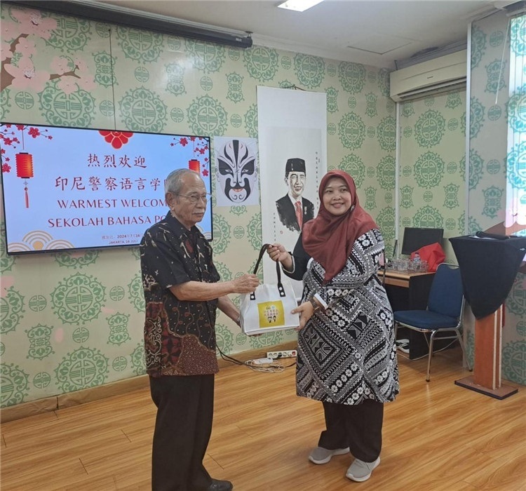 拉哈尤·蘇珊蒂與穆尼交換禮品?；顒?dòng)主辦方供圖