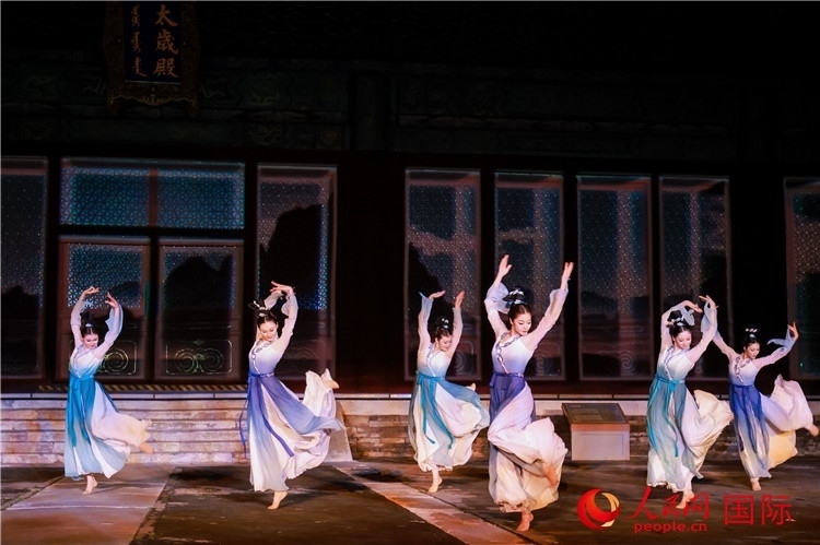 “光影北京——2024世界燈光師大會(huì)”開(kāi)幕式當(dāng)晚的燈光秀表演。人民網(wǎng)記者 趙益普攝