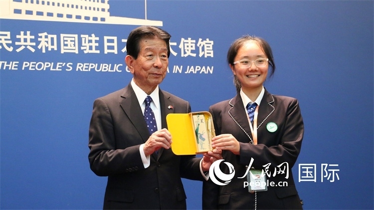 中國小大使向日本永旺1%俱樂部理事長森美樹贈送當?shù)靥厣Y品。人民網(wǎng) 許可攝