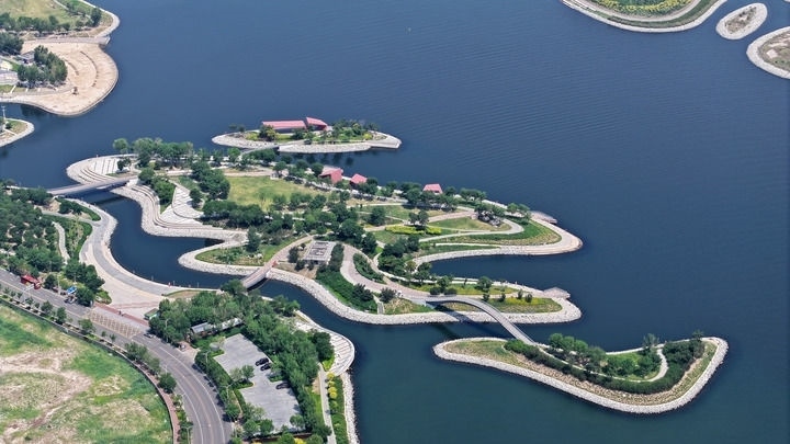 這是2024年6月28日拍攝的天津市濱海新區(qū)南灣公園一景（無人機照片）。新華社記者 李然 攝