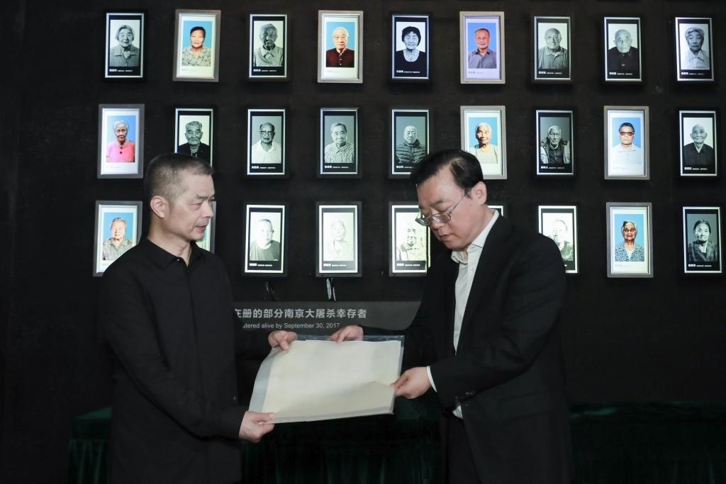 南京大屠殺幸存者高如琴的兒子向軍向侵華日軍南京大屠殺遇難同胞紀(jì)念館捐贈高如琴老人相關(guān)物品。（侵華日軍南京大屠殺遇難同胞紀(jì)念館供圖）