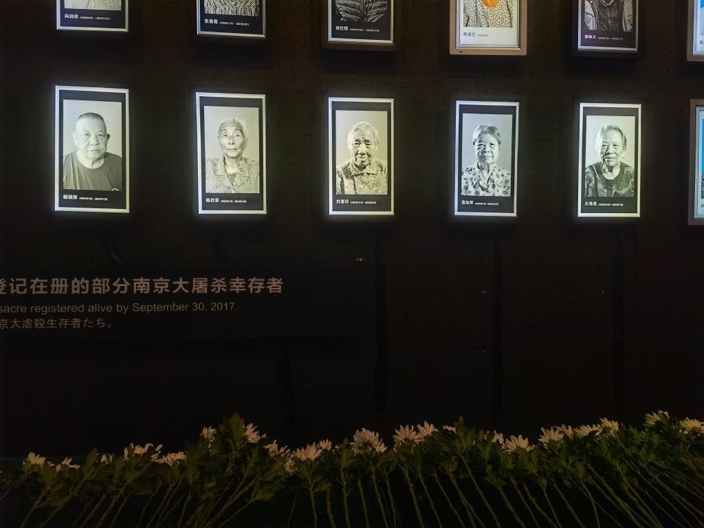 7月18日，侵華日軍南京大屠殺遇難同胞紀(jì)念館內(nèi)舉行“熄燈”悼念儀式，為今年離世的5位幸存者老人送行。新華社記者邱冰清 攝