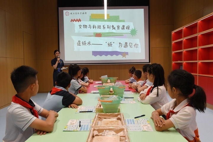 2024年5月18日，小學生在陜西歷史博物館秦漢館參加“文物與科技”系列教育課程。新華社記者 李一博 攝