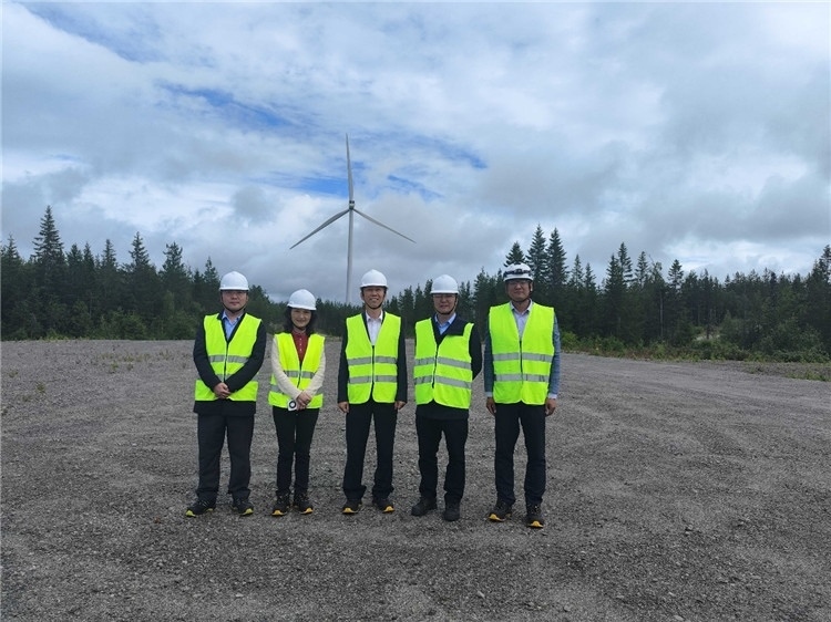 中國(guó)駐瑞典大使崔愛(ài)民（中）走訪中廣核歐能瑞典公司。中國(guó)駐瑞典大使館供圖