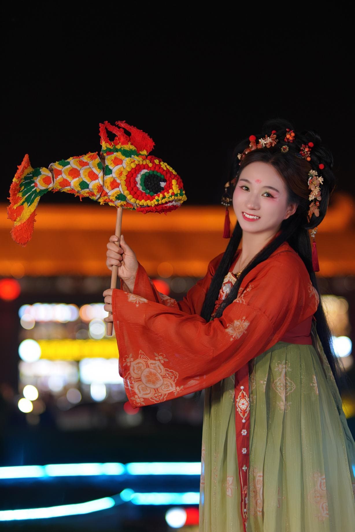 游客身穿漢服漫步在西安大唐不夜城。受訪者供圖