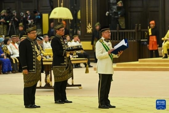  7月20日，馬來西亞總理安瓦爾（右）在吉隆坡出席最高元首登基儀式。新華社發(fā)（馬來西亞新聞局供圖）