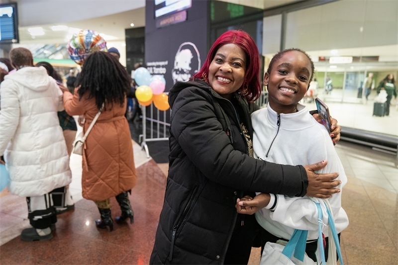 學(xué)生與家長(zhǎng)相擁歡慶。希拉茲·莫林?jǐn)z